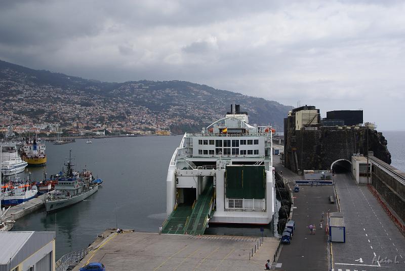 DSC04910.JPG - Un ferry en provenance des Canaries au port de Funchal.