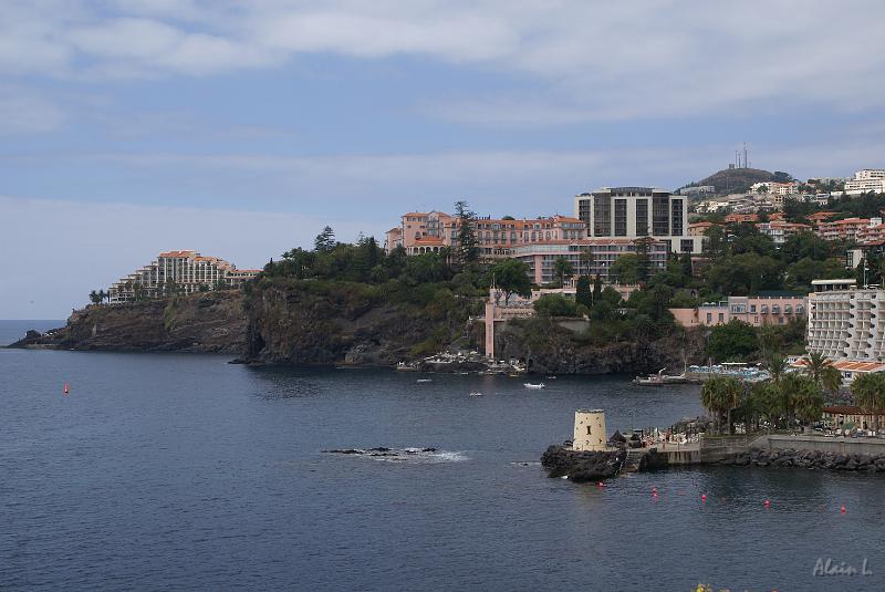 DSC04912.JPG - Petit regard vers l'ouest depuis le port de Funchal : la côte est toute entière occupée par les grandes chaînes hôtelières.