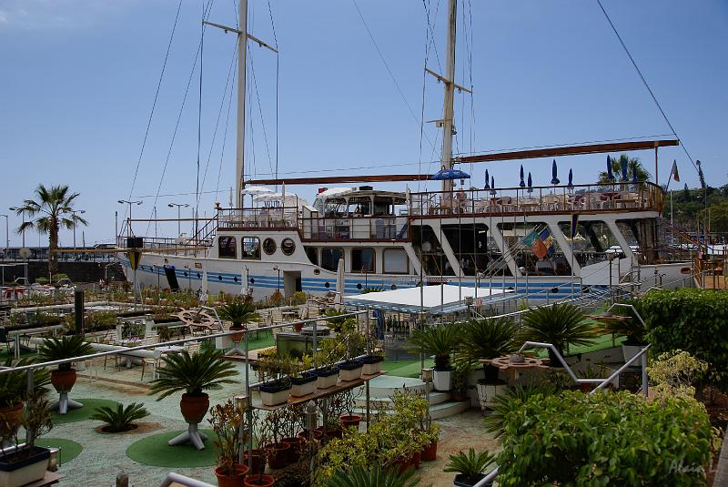 DSC04931.JPG - Le yacht des Beattle ne reprendra plus jamais la mer. Il a été transformé en bar près de la marina de Funchal.
