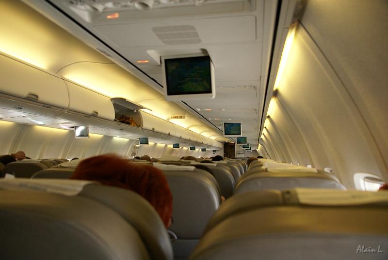 DSC04361.JPG - Les écrans du Boing 737 de Luxair nous permettent de suivre la progression de l'avion sur sa route de Luxembourg à Funchal, capitale de Madère