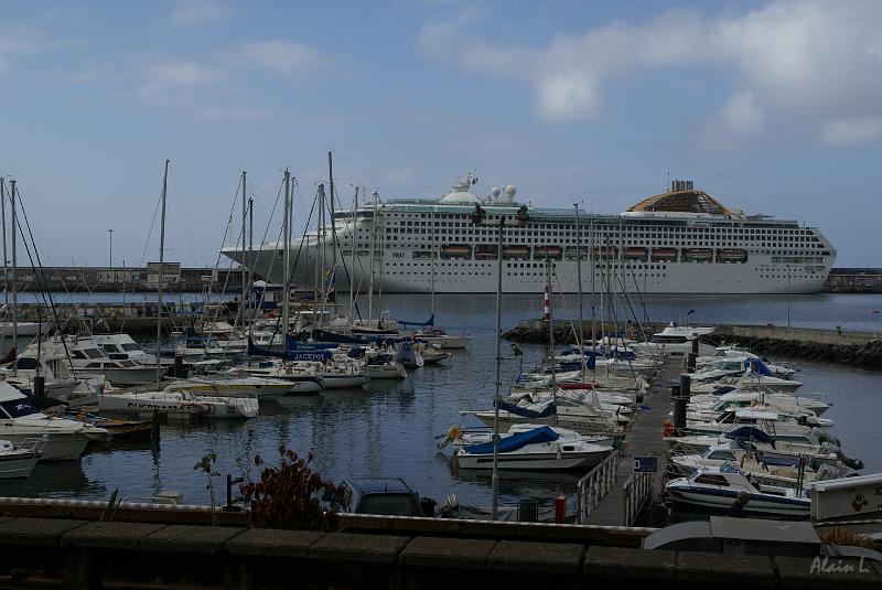 DSC04375.JPG - Le port de Funchal est capable de recevoir de gros paquebots de croisière ou de plus petits bateaux dans sa marina.
