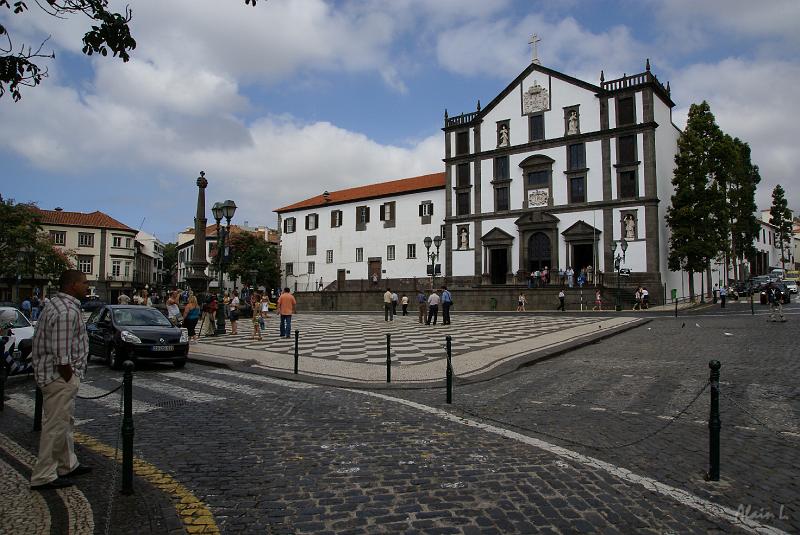 DSC04390.JPG - Sur la place de l'hôtel de ville se trouve également le bâtiment de l'université et "a igreja do collegio", l'église du collège