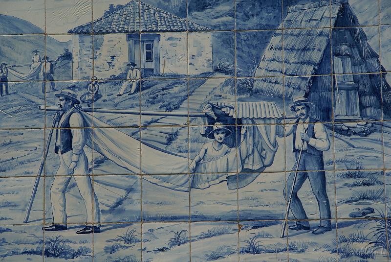 DSC04454.JPG - Cet azulejo illustre un des moyens de transport de la fin du XIXe siècle.