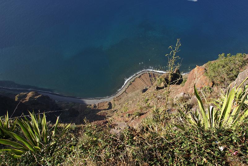 DSC04541.JPG - Cabo Girão. Vue du haut de la falaise. Impressionnant et vertigineux. La photo ne rend pas bien compte de la hauteur.