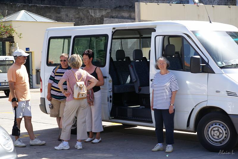 DSC04561.JPG - Nos compagnons de voyage devant le minibus