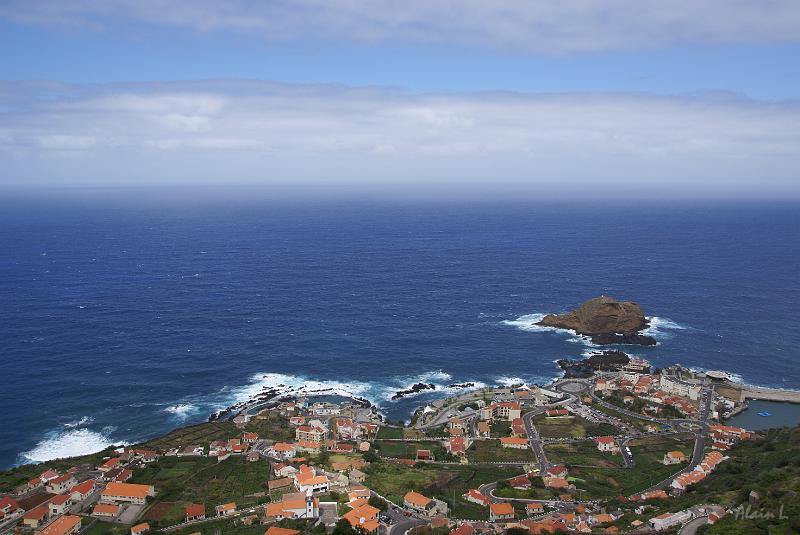 DSC04602.JPG - Trois ou quatre kilomètres suffisent pour s'élever et avoir une vue aérienne sur Porto Moniz