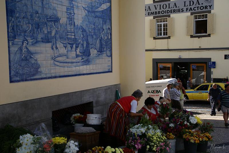 DSC04826.JPG - Ces marchandes de fleurs à l'entrée du Mercado dos Lavradores (le marché des paysans) portent le costume traditionnel pour faire plaisir aux touristes.