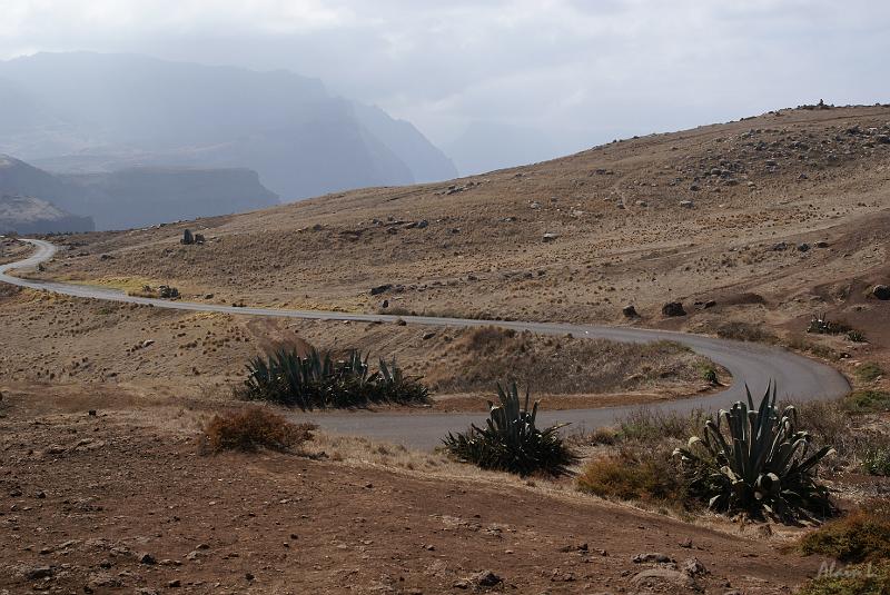 DSC04811.JPG - Basse et balayée par les vents, la pointe de São Lourenço ne reçoit pas d'eau. Son paysage rappelle que Madère est à la latitude du sud marocain.