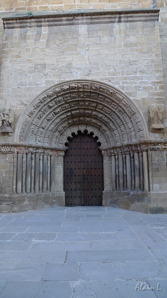 P1460004.JPG - Le portail polylobé de l'église de Puente la Reina