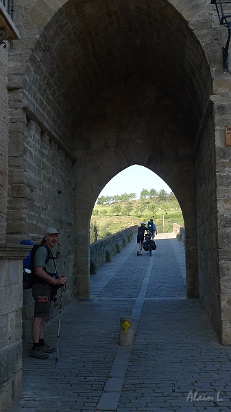 P1460006.JPG - François va franchir la porte de la Calle Mayor de Puente la Reina. Au delà c'est l'antique pont de pierre qui donne son nom à la ville.