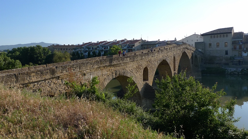P1460007.JPG - Le pont roman à six arcs brisés ajourés, sur le rio Argo, date du XIe siècle. Tous les chemins provenant de France ne font désormais plus qu'un : le Camino francés.