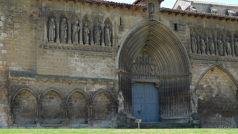 P1460020.JPG - Le portail polylobé de l'église San Pedro de la Rúa