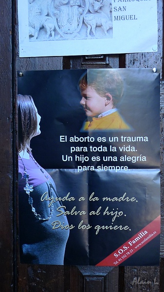 P1460028.JPG - A l'entrée de l'église San Miguel, une affiche contre l'avortement ("L'avortement est un traumatisme pour toute la vie. Un enfant est une joie pour toujours. Aidez la mère. Sauvez l'enfant. Dieu les aime")
