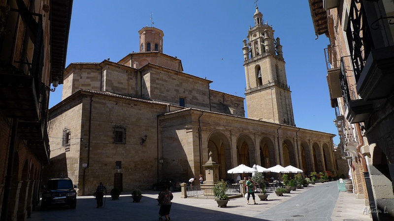 P1470029.JPG - L'église de Los Arcos est située sur la place centrale de la ville