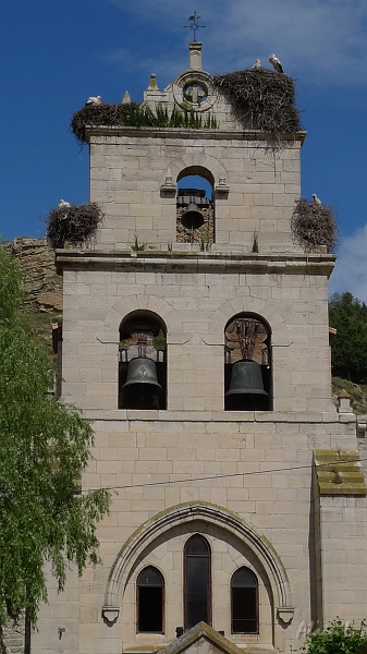 P1510019.JPG - Clocher-mur de l'église Santa María, occupé par des cigognes