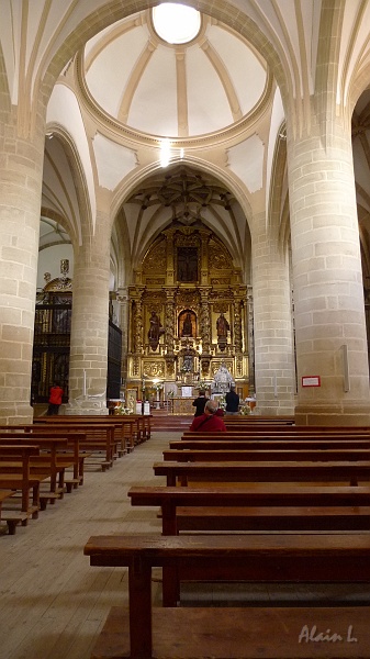 P1510021.JPG - Nef et retable de l'église Santa María