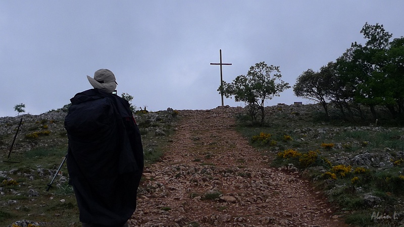 P1530001.JPG - Termino de Atapuerca. Col situé à 1060m avec cette grande croix. Nous sommes sur le dôme de Matagrande, lieu sauvage