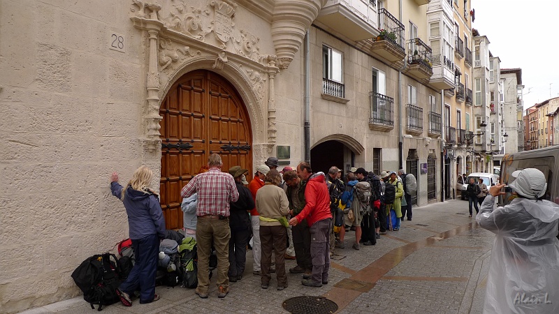 P1530003.JPG - La queue devant la porte du refuge moderne de Burgos, tout près de la cathédrale
