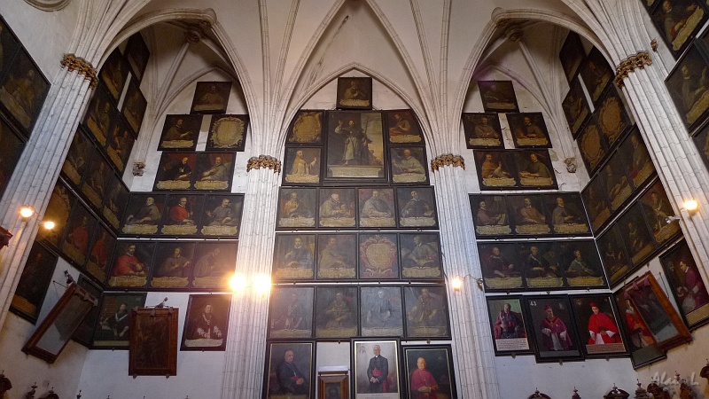 P1530055.JPG - Portraits de tous les évèques titulaires de la cathédrale