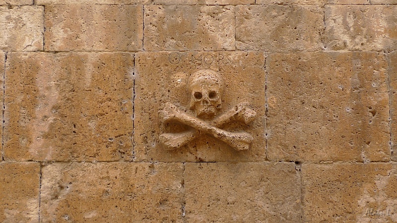 P1550008.JPG - La mort sur un mur. Extérieur de l'église de Castrojeriz
