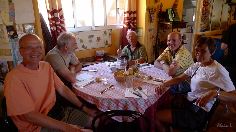 P1570010.JPG - A l'autre table, François et moi déjeunons avec Pedro, Antonio et Ana