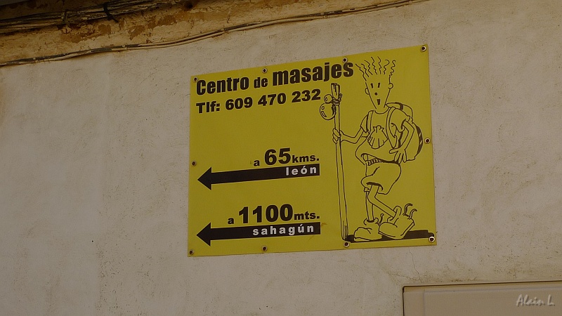 P1580007.JPG - Cette affiche informe le pèlerin que les prochains centres de massage sont à Sahagún (1100m) et León (65km)