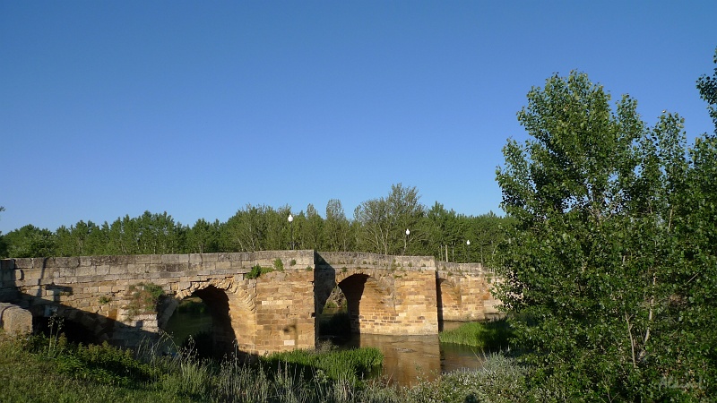 P1580008.JPG - Le pont sur le río Cea, à la sortie de Sahagún