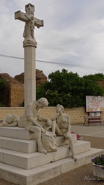 P1590008.JPG - Monument aux pèlerins à Mansilla de las Mulas