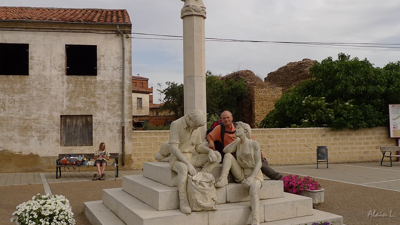 P1590009.JPG - Monument aux pèlerins à Mansilla de las Mulas