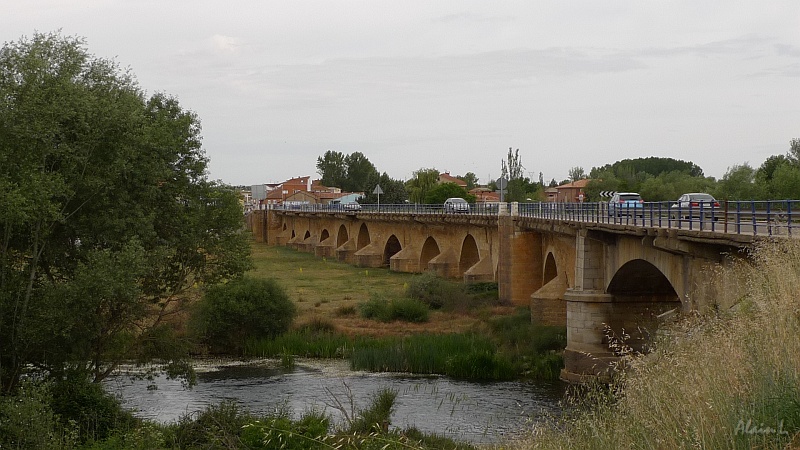 P1590011.JPG - Le pont de Puente Villarente
