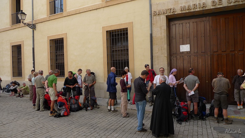 P1600027.JPG - La traditionnelle file d'attente devant le refuge del Monasterio de las Benedictinas