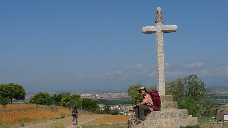 P1620016.JPG - On aperçoit Astorga depuis la croix de pierre de Santo Toribio, près de San Justo de la Vega