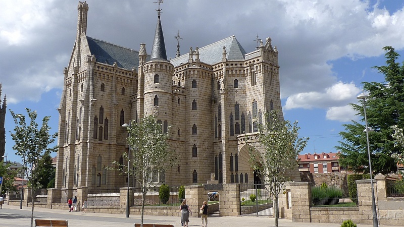 P1620024.JPG - Le palais épiscopal néogothique construit par Antoni Gaudí au début du XXe siècle