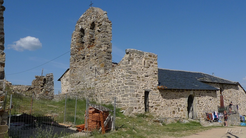 P1630018.JPG - Ruines de l'église. La nef a été réaménagée en refuge pour pèlerins