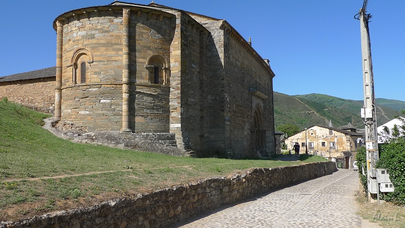 P1650019.JPG - Beau chevet roman de l'église de Santiago à Villafranca del Bierzo. Portail du XIIe s.