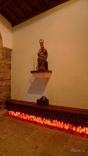 P1660014.JPG - Vierge à l'enfant dans l'église Santa María la Real de O Cebreiro