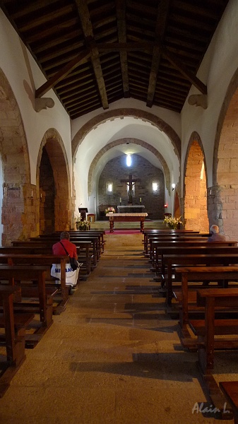 P1660016.JPG - Nef de l'église Santa María la Real de O Cebreiro (XIe sur des fondations du IXe)