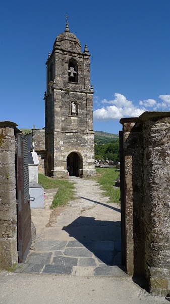 P1670016.JPG - La tour de l'église de Triacastela consacrée à Saint Jacques