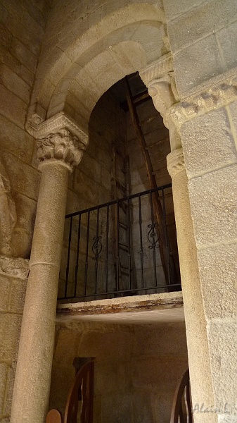 P1680020.JPG - La tour carrée du clocher, vue de l'intérieur de l'église
