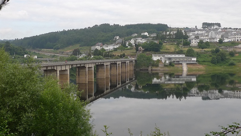 P1690010.JPG - Le pont de Portomarín enjambe le Miño