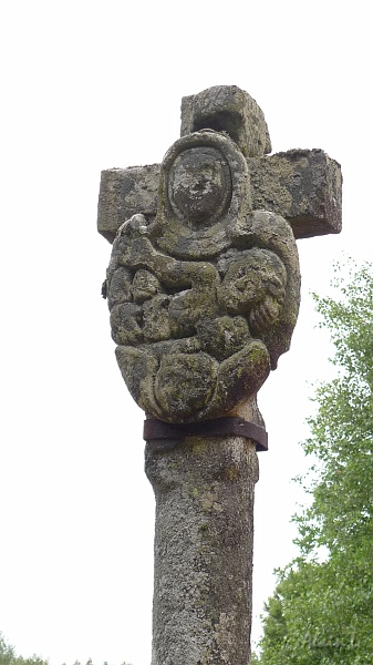 P1700005.JPG - La croix de pierre de Os Lameiros (détails)