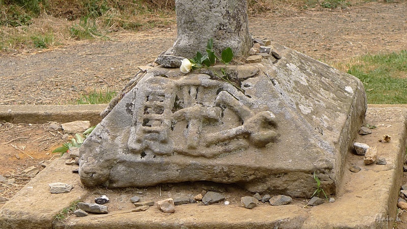 P1700006.JPG - La croix de pierre de Os Lameiros (détails)