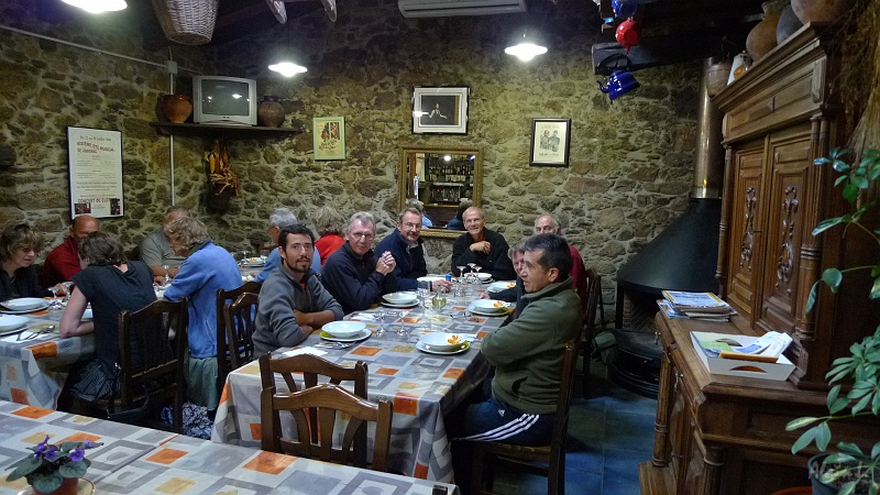 P1700033.JPG - A notre table : Thomas, Jean-Paul, les deux Alain, François, Charly (qu'on ne voit pas) et un pèlerin chilien