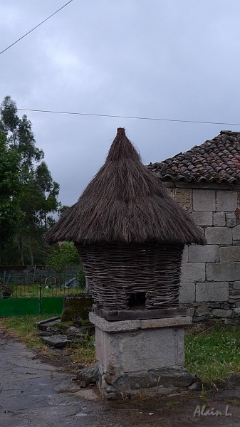 P1710001.JPG - Constructions traditionnelles à Leboreiro