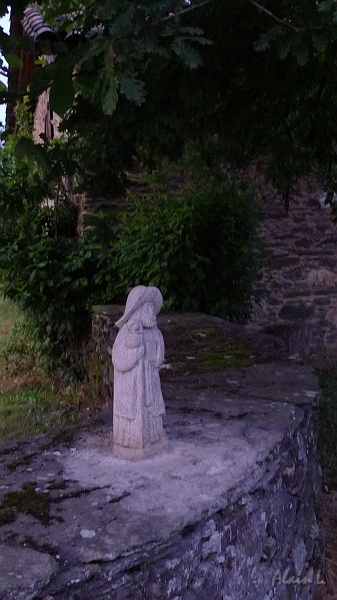 P1720002.JPG - Une statuette de Saint Jacques sur un muret