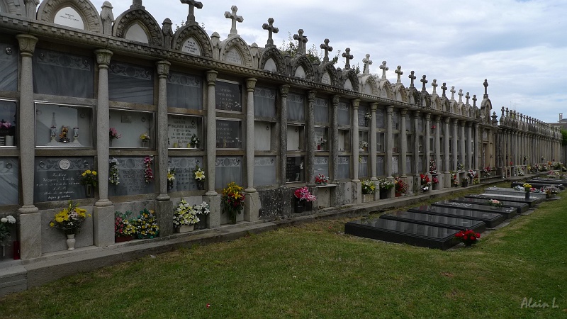 P1720023.JPG - Le cimetière de Lavacolla : des tombes en terre, mais aussi et surtout des tombes en l'air