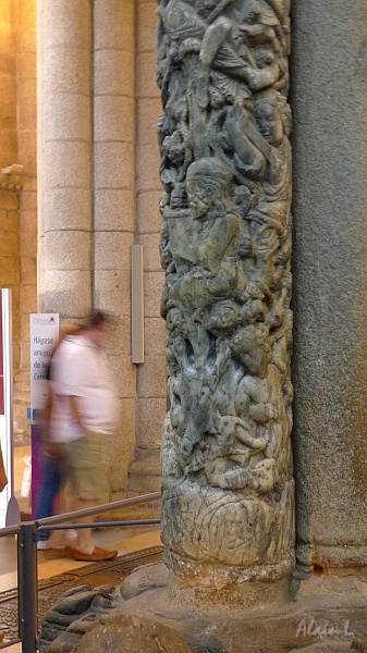 P1740026.JPG - Le pied de la colonne de Saint Jacques lissé par les doigts des pélerins