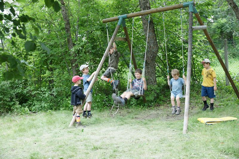 DSC00408.JPG - Les jeunes aux jeux dans le jardin du gîte