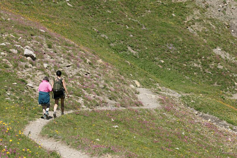 DSC00714.JPG - Marie, après sa chute, est aidée par Nathalie