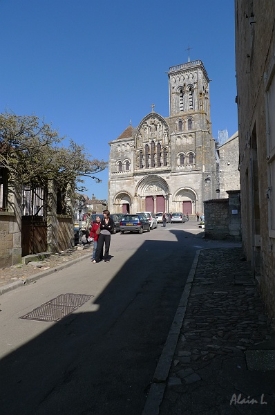 P1070004.JPG - Marie et Sara devant la Basilique Sainte Marie-Madeleine de Vézelay